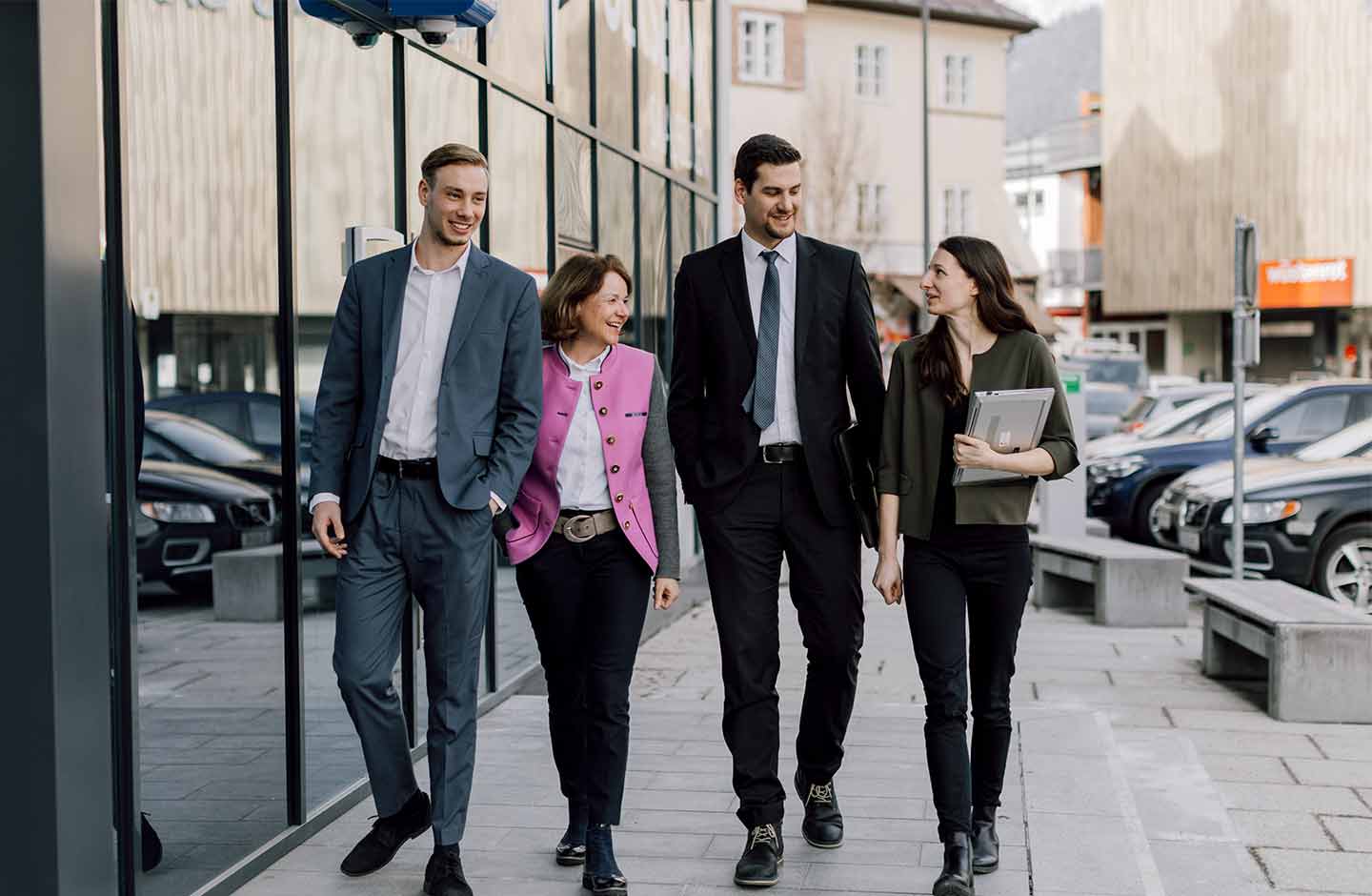 Gruppe von Mitarbeitern gehen nebeneinander